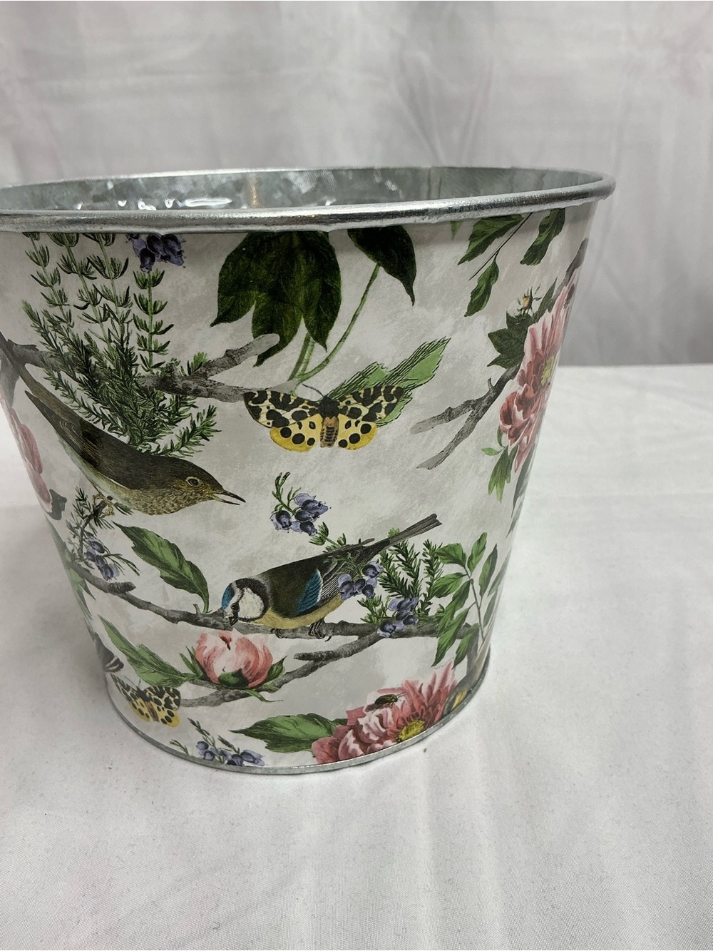 0008 - Floral Bird Metal Planter in White and Pink - Picture 3 of 8